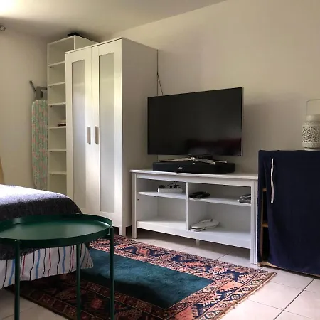 In House Near Lycee International St Germain En Laye 招待所 圣日耳曼昂莱